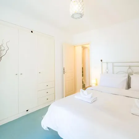 Sunny Getaway In Lia Mykonos