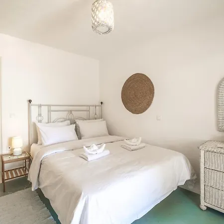 Sunny Getaway In Lia Mykonos
